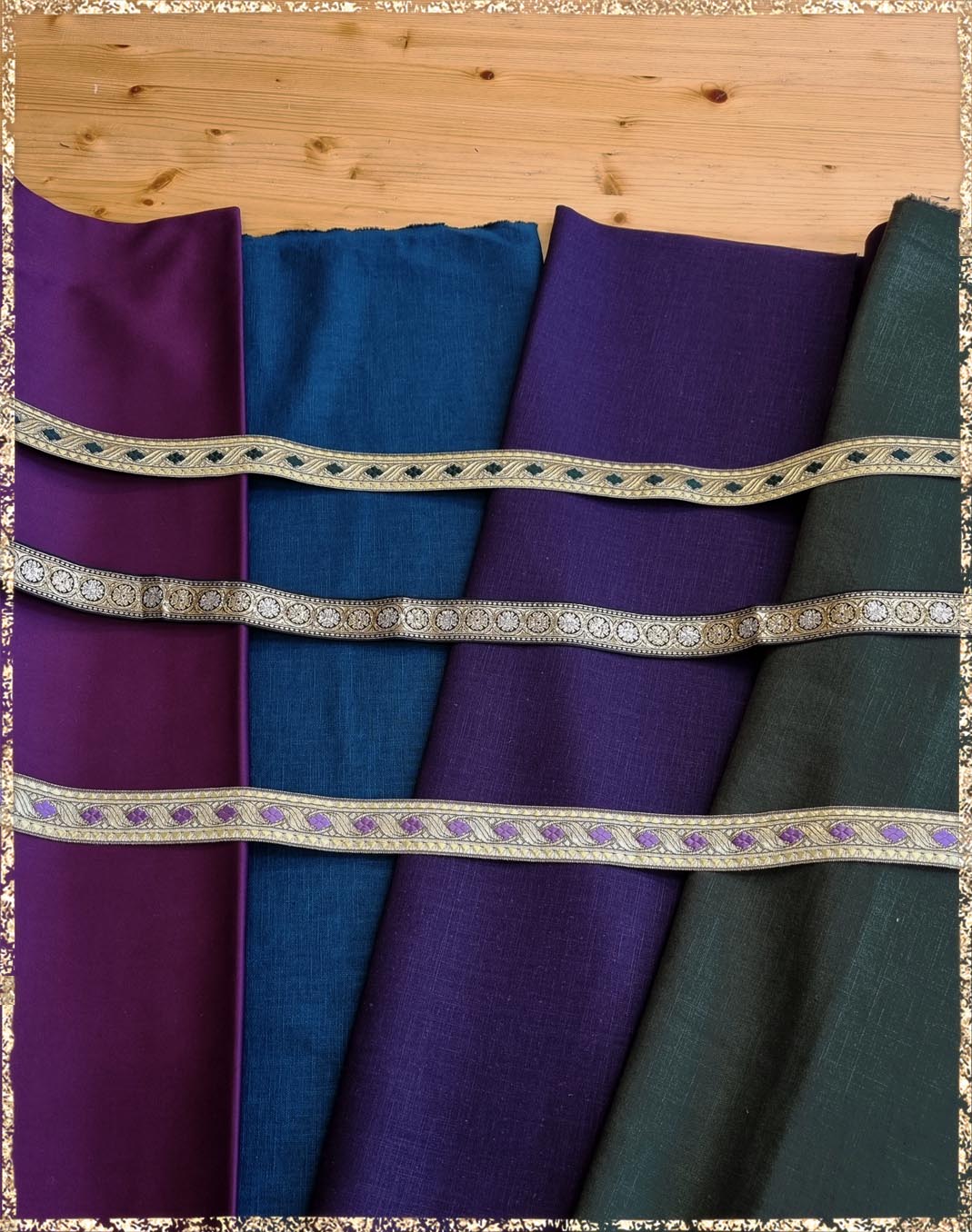 Stoff- & Bortenproben zum Gewand vorab